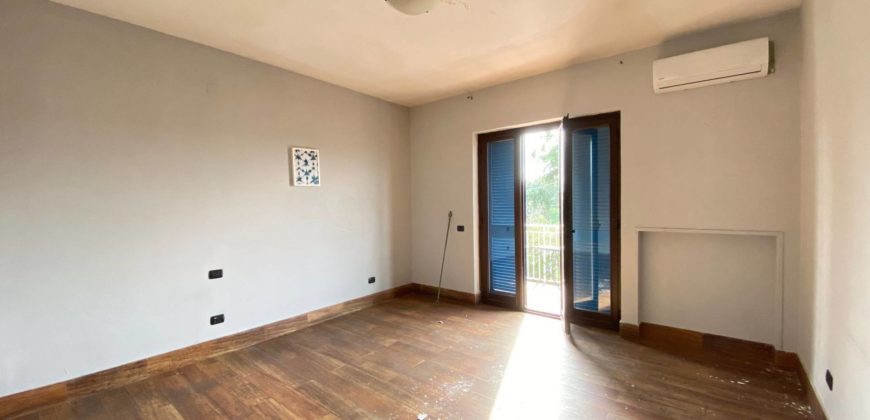 VILLA SINGOLA SU 2 LIVELLI + GARAGE IN PARCO VARCATURO R38003