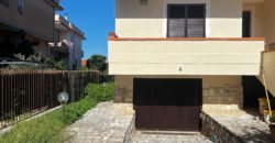 VILLA SINGOLA SU 2 LIVELLI + GARAGE IN PARCO LAGO PATRIA R37939