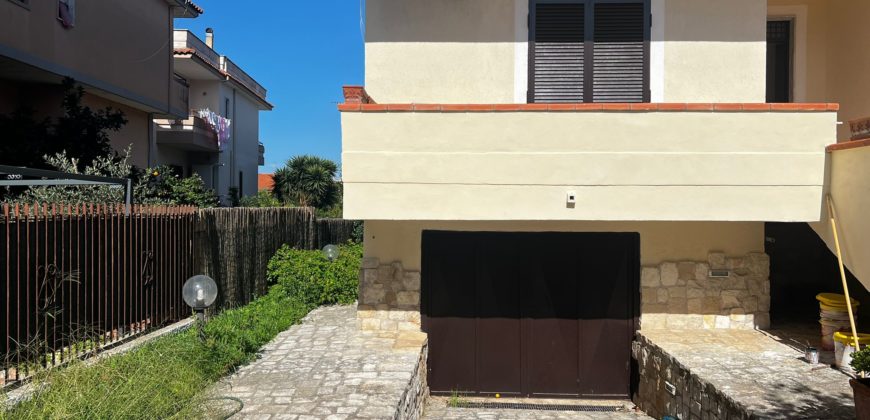 VILLA SINGOLA SU 2 LIVELLI + GARAGE IN PARCO LAGO PATRIA R37939