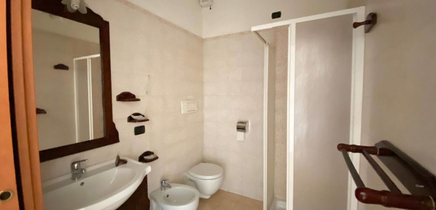 VILLA SINGOLA SU 2 LIVELLI + GARAGE IN PARCO VARCATURO R38003