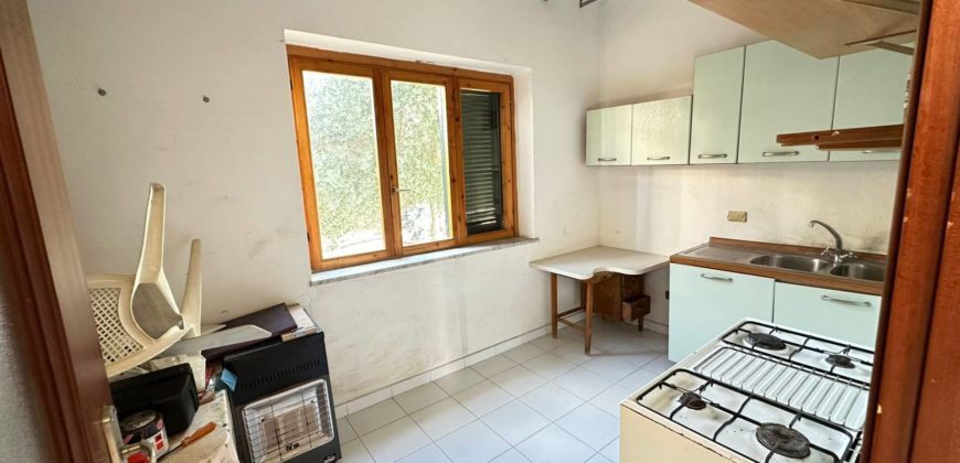 VILLA PANORAMICA SU 3 LIVELLI IN PARCO PRIVATO LICOLA R38009
