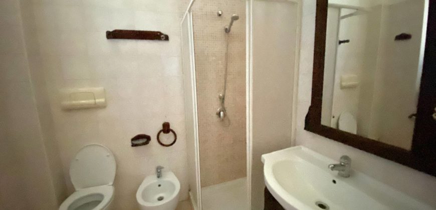 VILLA SINGOLA SU 2 LIVELLI + GARAGE IN PARCO VARCATURO R38003