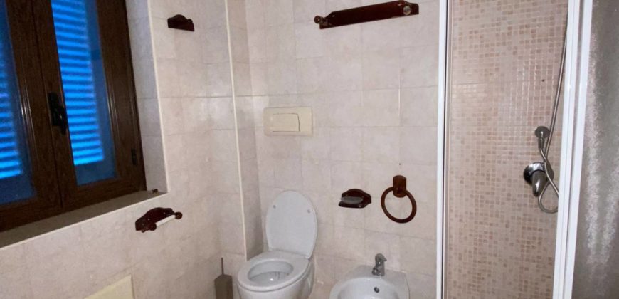 VILLA SINGOLA SU 2 LIVELLI + GARAGE IN PARCO VARCATURO R38003