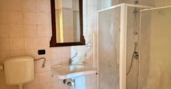 VILLA SINGOLA SU 2 LIVELLI + GARAGE IN PARCO VARCATURO R38003