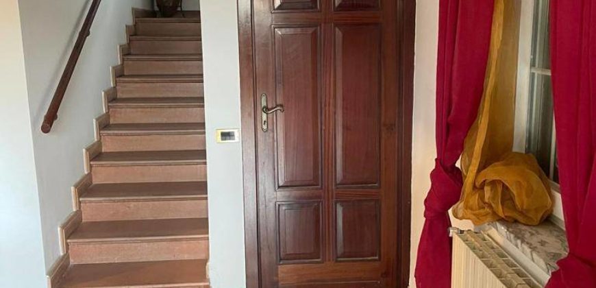 VILLA SINGOLA CON AMPIO GIARDINO VARCATURO VIALE DEI PINI R38030