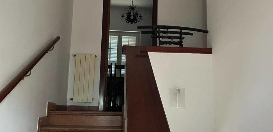 VILLA SINGOLA CON AMPIO GIARDINO VARCATURO VIALE DEI PINI R38030