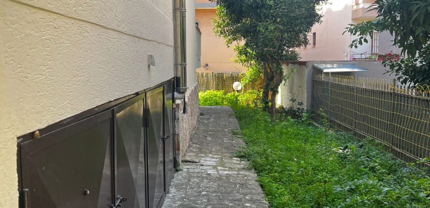 VILLA SINGOLA SU 2 LIVELLI + GARAGE IN PARCO LAGO PATRIA R37939