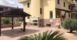 VILLA CON AMPIO GIARDINO IN PARCO Varcaturo-Via Domitiana R36443