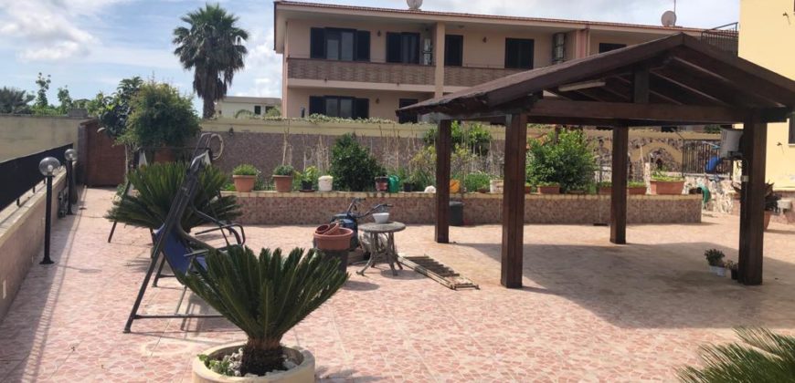VILLA CON AMPIO GIARDINO IN PARCO Varcaturo-Via Domitiana R36443