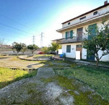 VILLA PER 2 FAMIGLIE+TERRENO Varcaturo-Via Acquafresca R38058