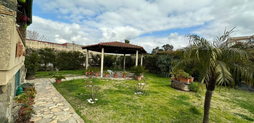 VILLA SINGOLA MONOLIVELLO CON AMPIO GIARDINO Varcaturo Centro R38067