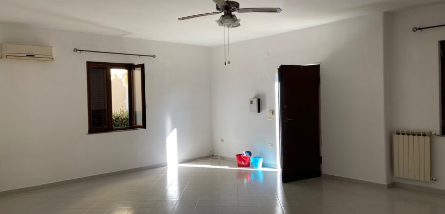 VILLA SU 3 LIVELLI+GARAGE IN PARCO LAGO PATRIA-Via Lago Patria R38044