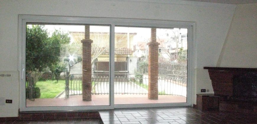 VILLA A SCHIERA 2 LIVELLI IN PARCO VARCATURO CENTRO R29794