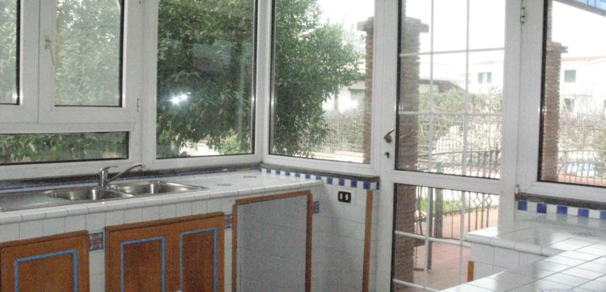 VILLA A SCHIERA 2 LIVELLI IN PARCO VARCATURO CENTRO R29794