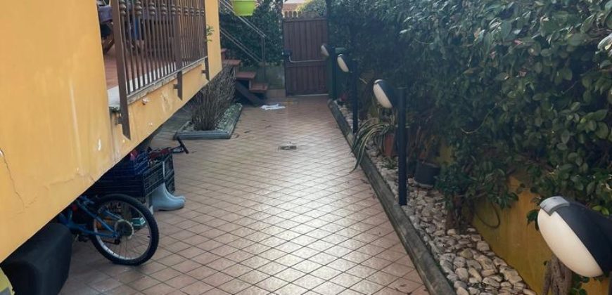 APPARTAMENTO CON GIARDINO IN PARCO Varcaturo-Zona Tangenziale R38069