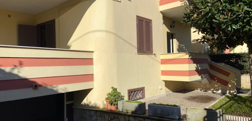 VILLA SU 3 LIVELLI IN PARCO LAGO PATRIA – Via Lago Patria R38044