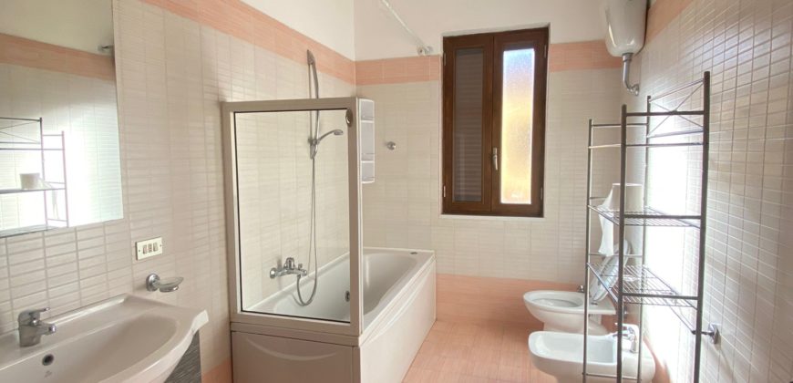 VILLA SU 3 LIVELLI IN PARCO LAGO PATRIA – Via Lago Patria R38044