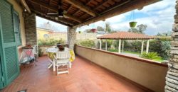 VILLA SINGOLA MONOLIVELLO CON AMPIO GIARDINO Varcaturo Centro R38067