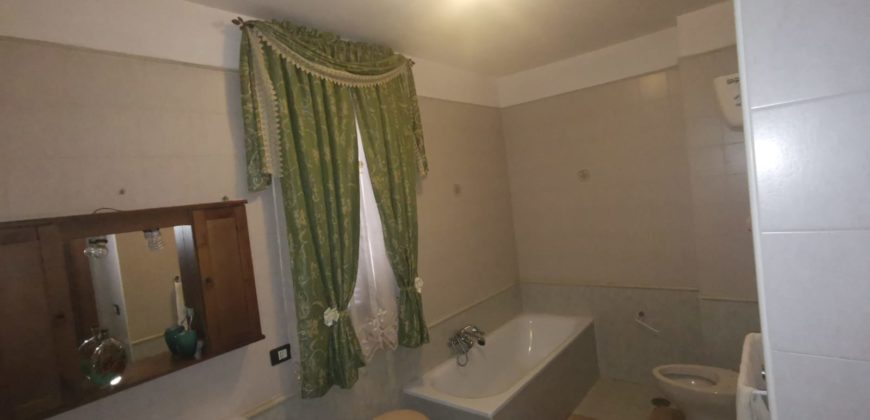 VILLA CON AMPIO GIARDINO IN PARCO Varcaturo-Via Domitiana R36443