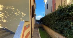VILLA SU 3 LIVELLI+GARAGE IN PARCO LAGO PATRIA-Via Lago Patria R38044