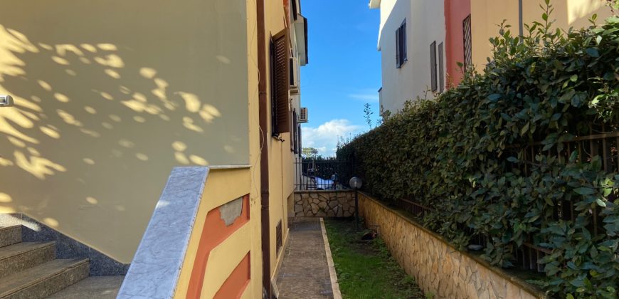 VILLA SU 3 LIVELLI+GARAGE IN PARCO LAGO PATRIA-Via Lago Patria R38044