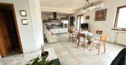 VILLA SINGOLA MONOLIVELLO CON AMPIO GIARDINO Varcaturo Centro R38067