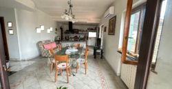VILLA SINGOLA MONOLIVELLO CON AMPIO GIARDINO Varcaturo Centro R38067