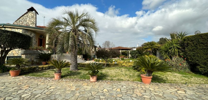 VILLA SINGOLA MONOLIVELLO CON AMPIO GIARDINO Varcaturo Centro R38067