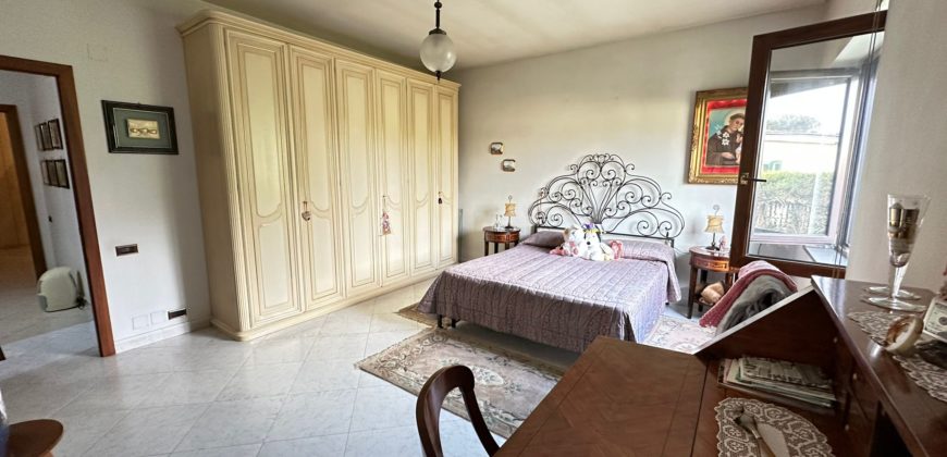 VILLA SINGOLA MONOLIVELLO CON AMPIO GIARDINO Varcaturo Centro R38067