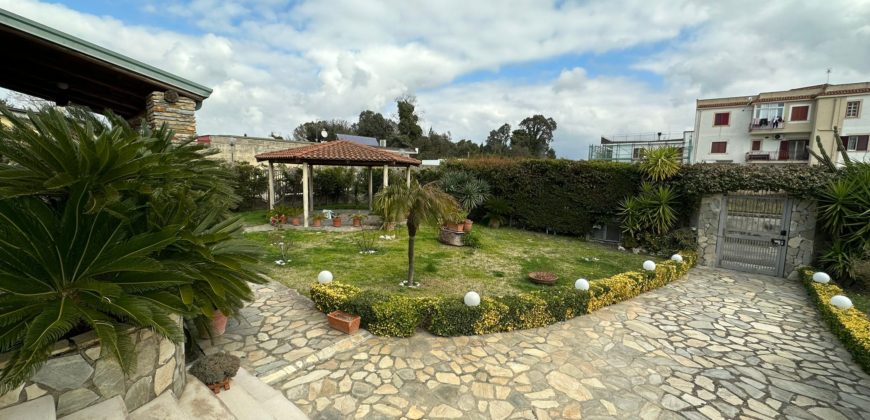VILLA SINGOLA MONOLIVELLO CON AMPIO GIARDINO Varcaturo Centro R38067