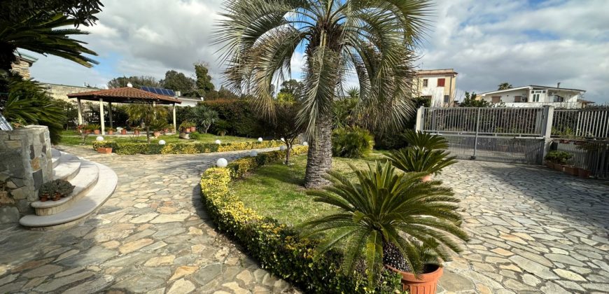 VILLA SINGOLA MONOLIVELLO CON AMPIO GIARDINO Varcaturo Centro R38067