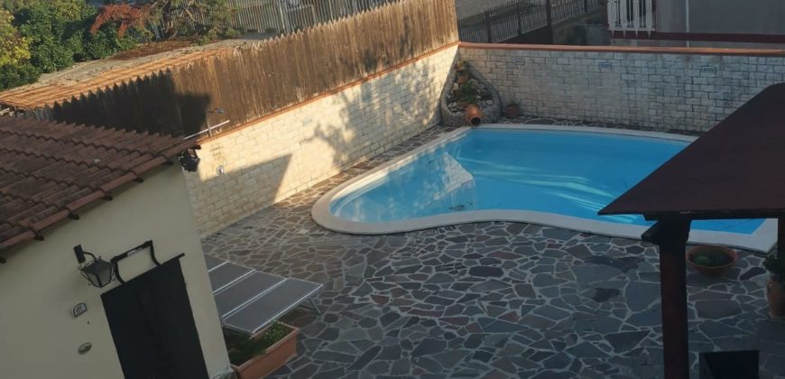 VILLA SU 2 LIVELLI+PISCINA  VARCATURO-VIA MADONNA DEL PANTANO R36934