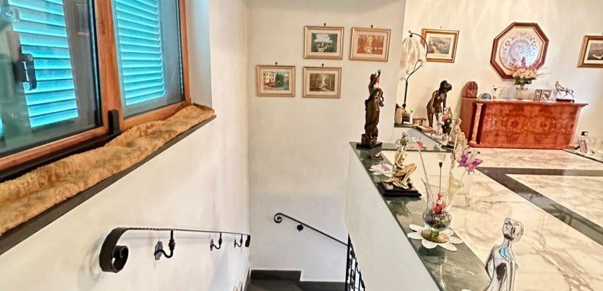 VILLA SINGOLA MONOLIVELLO CON AMPIO GIARDINO Varcaturo Centro R38067