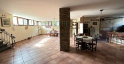 VILLA SINGOLA MONOLIVELLO CON AMPIO GIARDINO Varcaturo Centro R38067