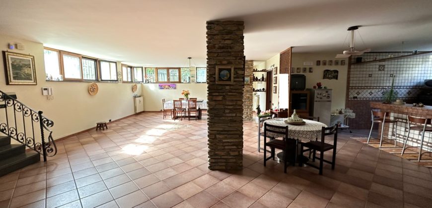 VILLA SINGOLA MONOLIVELLO CON AMPIO GIARDINO Varcaturo Centro R38067