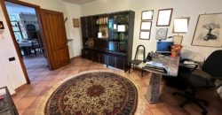 VILLA SINGOLA MONOLIVELLO CON AMPIO GIARDINO Varcaturo Centro R38067