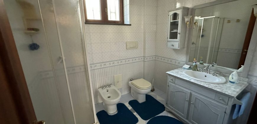 VILLA SINGOLA MONOLIVELLO CON AMPIO GIARDINO Varcaturo Centro R38067