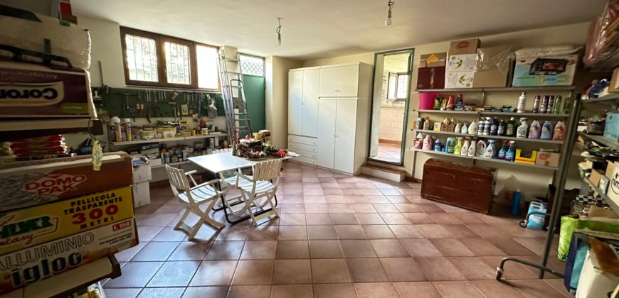 VILLA SINGOLA MONOLIVELLO CON AMPIO GIARDINO Varcaturo Centro R38067