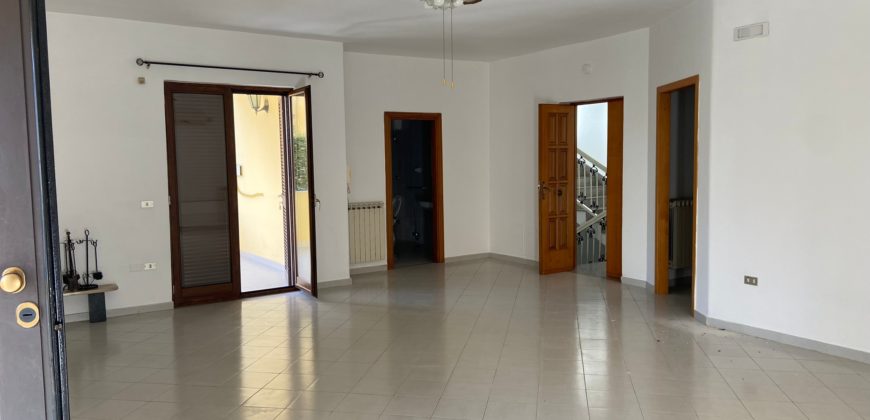 VILLA SU 3 LIVELLI IN PARCO LAGO PATRIA – Via Lago Patria R38044