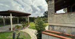 VILLA SINGOLA MONOLIVELLO CON AMPIO GIARDINO Varcaturo Centro R38067