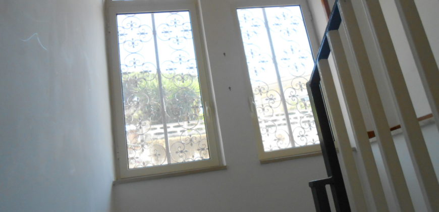 VILLA PANORAMICA 2 LIVELLI CON AMPIO GIARDINO IN VIA LICOLA PATRIA POZZUOLI R28184