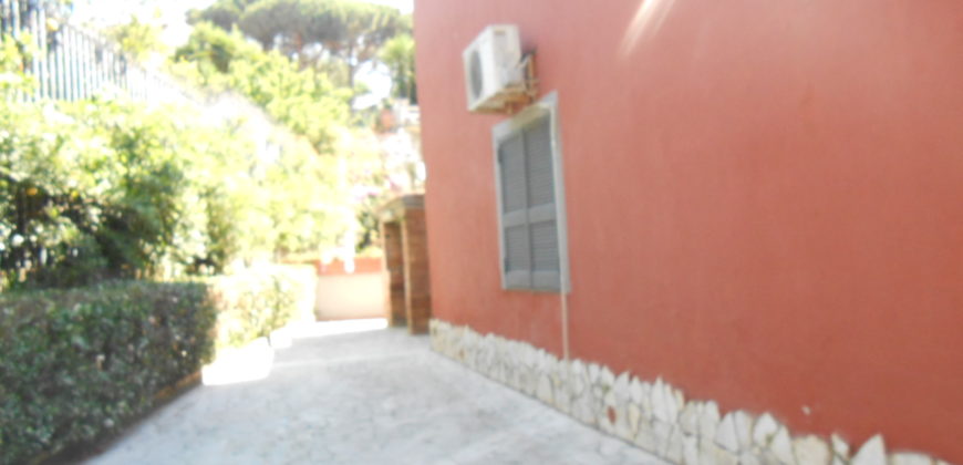 VILLA PANORAMICA 2 LIVELLI CON AMPIO GIARDINO IN VIA LICOLA PATRIA POZZUOLI R28184