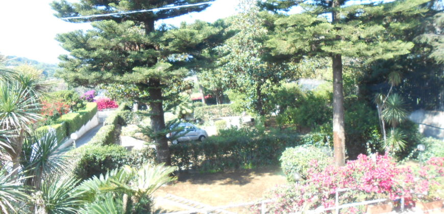 VILLA PANORAMICA 2 LIVELLI CON AMPIO GIARDINO IN VIA LICOLA PATRIA POZZUOLI R28184