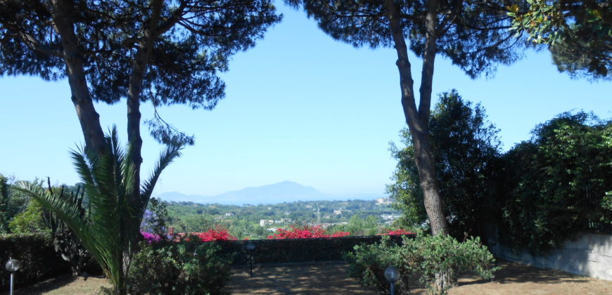 VILLA PANORAMICA 2 LIVELLI CON AMPIO GIARDINO IN VIA LICOLA PATRIA POZZUOLI R28184