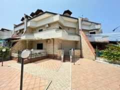 VILLA 3 LIVELLI+TAVERNA E DOPPIO BOX AUTO Varcaturo-Parco Napoli 3