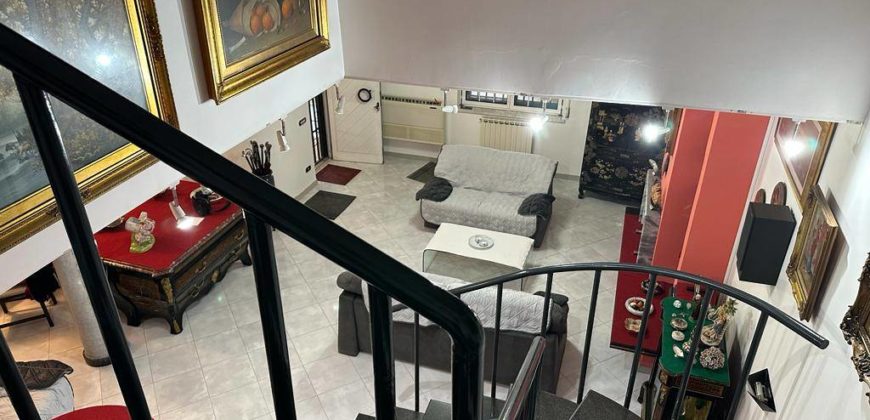 VILLA CON 700MQ DI GIARDINO VARCATURO CENTRO R38126