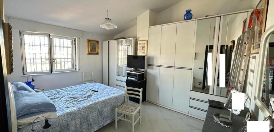 VILLA CON 700MQ DI GIARDINO VARCATURO CENTRO R38126