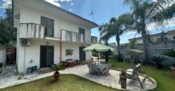 VILLA SINGOLA CON AMPIO GIARDINO Lago Patria Centro