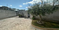 VILLA SINGOLA CON AMPIO GIARDINO Lago Patria Centro
