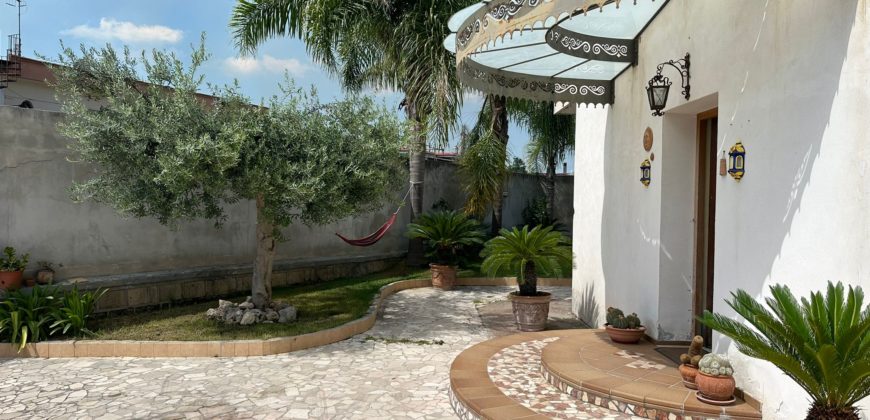 VILLA SINGOLA CON AMPIO GIARDINO Lago Patria Centro